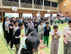 拍手で1年生をむかえる様子
