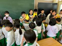 王冠をプレゼントする様子