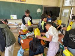 王冠をプレゼントする様子