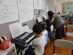 音楽会の練習に励む1年生
