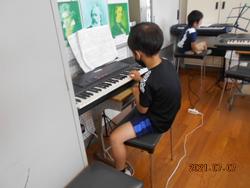 音楽会の練習に励む1年生