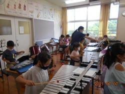 音楽会の練習に励む1年生