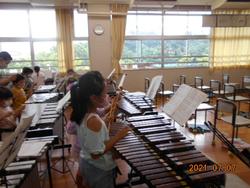 音楽会の練習に励む1年生