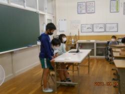 みどりっ子班活動　折り鶴を折ろう