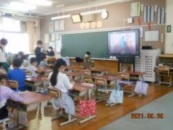 みどりっ子班活動　折り鶴を折ろう