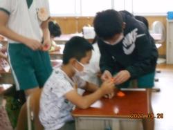 みどりっ子班活動　折り鶴を折ろう