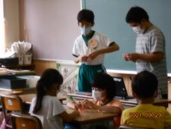 みどりっ子班活動　折り鶴を折ろう