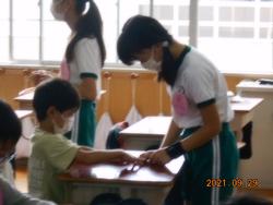 みどりっ子班活動　折り鶴を折ろう