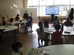 挙手をしている様子