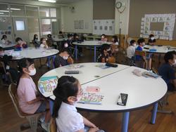 発音を聞いている様子