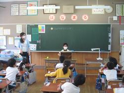 箱の中から形を選んでいる様子1