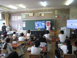 聞いている様子4
