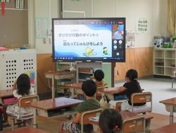 話を聞いている様子