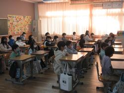 学校長の話を聞いている様子1