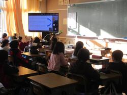 学校長の話を聞いている様子2