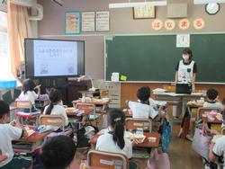 栄養教諭のお話を聞きながら