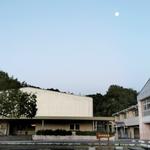 まだ空に月が見える早朝