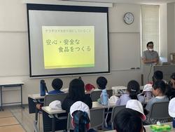 説明を聞いている様子