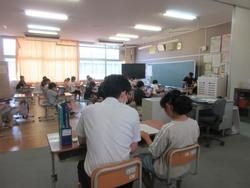 通知表と先生と教室風景4年生