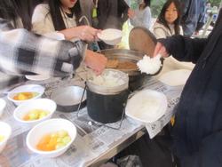 ご飯をよそう