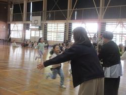 おうちの人に走ってくるこども