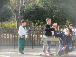 マジックを披露する2年生