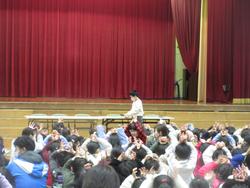 あたまをまもるこどもたち