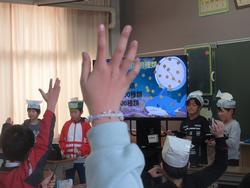 まっすぐ挙がった手