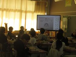 見ているこどもたち