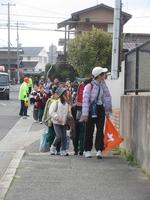 うしろをふりかえりつつ