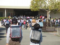 体育館前の子どもたち