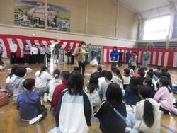 指示をきく6年生