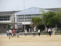 運動場で元気いっぱい遊ぶ様子