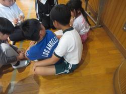 おにいちゃんの顔をみる