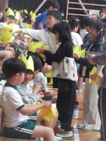 かんむりを渡す