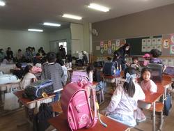 引き渡しを待つ子どもたち