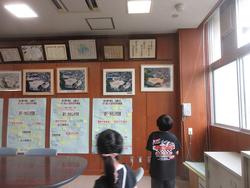 学校の写真を見る子