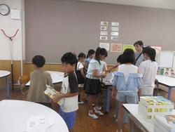教科書を運ぶ