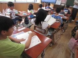 教科書をみる子