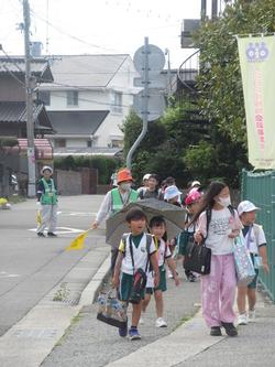 垣根隊の人に見守られながら登校する子どもたち
