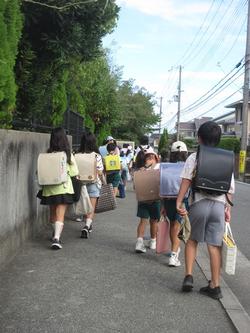 登校するこどもたちの後ろ姿
