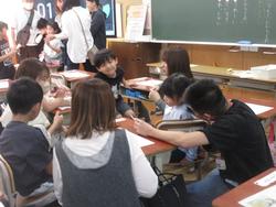 親子で考えている様子