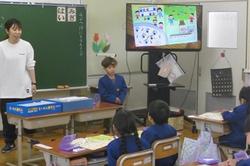 教室の前のモニターを使って発表する1年生
