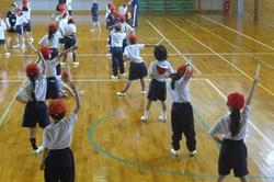 みんなでダンスの動きを確認する2年生