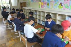 ペアでオセロを楽しむ三木小っ子