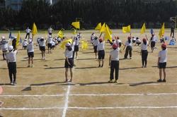 フラッグを高く掲げポーズを決める5年生