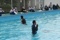 着衣水泳