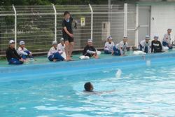 着衣水泳