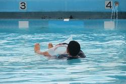 着衣水泳