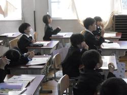 鉛筆の持ち方を学習しました